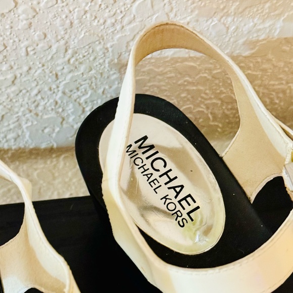 Authentic “ MICHAEL KORS “ Sandals size 7M - Picture 9 of 15
